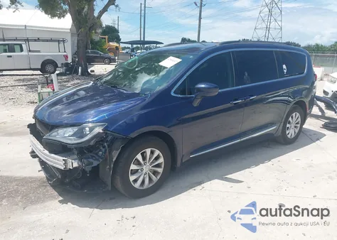 2017 Chrysler Pacifica Touring-L z USA, uszkodzony, nr VIN 2C4RC1BG4HR821604